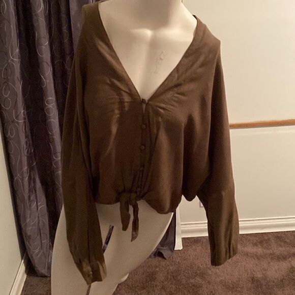 sim & sam Tops - Sim & Sam Olive Green front button tie front crop top, size M